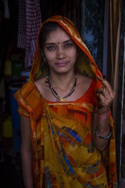 Mumbai, Hindistan - 26 Ağustos 2019 'da Asalfa' da Hintli bir kadının portresi. Asalfa, Ghatkopar 'da bir mahalle, Mumbai' nin bir banliyösü.,