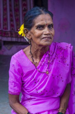 Mumbai, Hindistan - 26 Ağustos 2019 'da Asalfa' da Hintli bir kadının portresi. Asalfa, Ghatkopar 'da bir mahalle, Mumbai' nin bir banliyösü.,