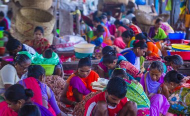 Mumbai, Hindistan - 26 Ağustos: Mumbai Sassoon Rıhtımı 'nda çalışan Hintliler 26 Ağustos 2019 Sassoon Limanı Mumbai' deki en büyük balık pazarı.
