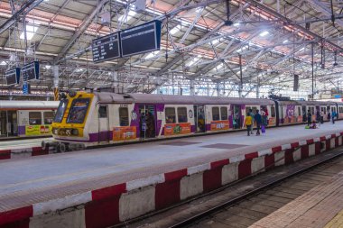Mumbai, Hindistan - 26 Ağustos 2019 'da Hindistan' ın Mumbai banliyö demiryolu 7.5 milyondan fazla banliyö trenini taşımaktadır..