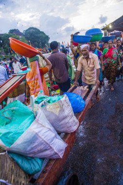 Mumbai, Hindistan - 26 Ağustos: Mumbai Sassoon Rıhtımı 'nda çalışan Hintliler 26 Ağustos 2019 Sassoon Limanı Mumbai' deki en büyük balık pazarı.
