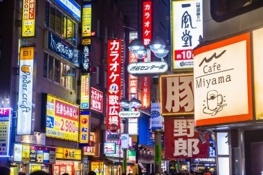 Tokyo - 20 Mayıs : 20 Mayıs 2018'de Tokyo Japonya'daki Shibuya semtinin gece görünümü. Shibuya Tokyo'nun en renkli ve yoğun bölgelerinden biridir