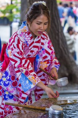 Tokyo - 17 Mayıs: Japon kadın 17 Mayıs 2018 'de Tokyo' daki bir tapınakta Chozuya 'da ellerini yıkıyor. Chozuya, ayin için bir su temizleme pavyonu..