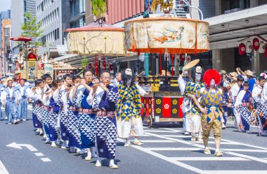 Kyoto - 17 Temmuz: 17 Temmuz 2019 'da Japonya' nın Kyoto kentinde Gion Matsuri 'ye katılanlar. Gion Mastsuri, Japonya 'nın Kyoto kentinde düzenlenen üç büyük yıllık festivalden biridir.