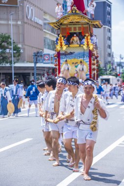 Kyoto - 17 Temmuz: 17 Temmuz 2019 'da Japonya' nın Kyoto kentinde Gion Matsuri 'ye katılanlar. Gion Mastsuri, Japonya 'nın Kyoto kentinde düzenlenen üç büyük yıllık festivalden biridir.