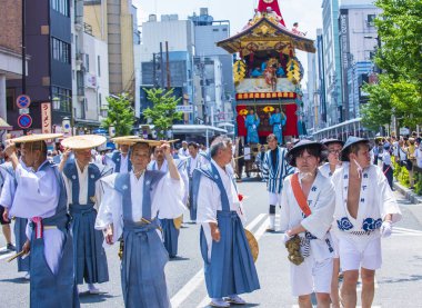 Kyoto - 17 Temmuz: 17 Temmuz 2019 'da Japonya' nın Kyoto kentinde Gion Matsuri 'ye katılanlar. Gion Mastsuri, Japonya 'nın Kyoto kentinde düzenlenen üç büyük yıllık festivalden biridir.