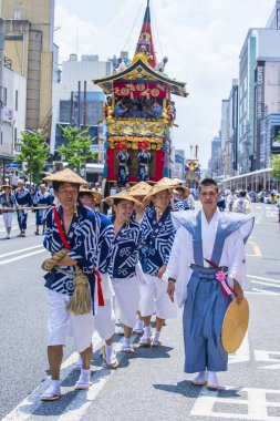 Kyoto - 17 Temmuz: 17 Temmuz 2019 'da Japonya' nın Kyoto kentinde Gion Matsuri 'ye katılanlar. Gion Mastsuri, Japonya 'nın Kyoto kentinde düzenlenen üç büyük yıllık festivalden biridir.
