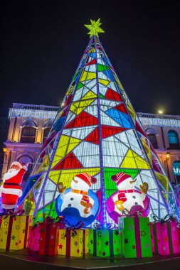 Macau - 29 Aralık 2019 'daki yıllık Macau Light festivali sırasında Macau' da ışık kurulumu.