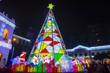 Macau - 29 Aralık 2019 'daki yıllık Macau Light festivali sırasında Macau' da ışık kurulumu.