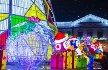 Macau - 29 Aralık 2019 'daki yıllık Macau Light festivali sırasında Macau' da ışık kurulumu.