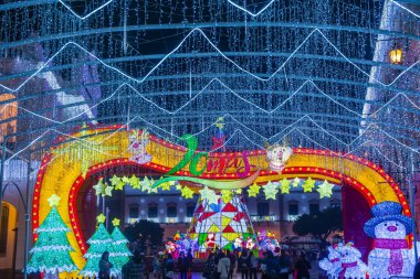 Macau - 29 Aralık 2019 'daki yıllık Macau Light festivali sırasında Macau' da ışık kurulumu.