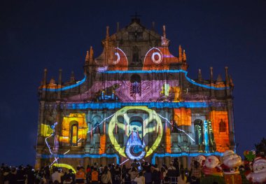 Macau - 29 Aralık: 29 Aralık 2019 'daki yıllık Macau Light festivali sırasında Macau' daki St Pauls Harabeleri cephesinde projeksiyon gösterisi.