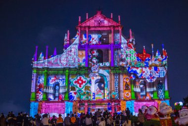 Macau - 29 Aralık: 29 Aralık 2019 'daki yıllık Macau Light festivali sırasında Macau' daki St Pauls Harabeleri cephesinde projeksiyon gösterisi.