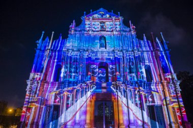 Macau - 29 Aralık: 29 Aralık 2019 'daki yıllık Macau Light festivali sırasında Macau' daki St Pauls Harabeleri cephesinde projeksiyon gösterisi.