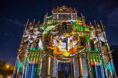 Macau - 29 Aralık: 29 Aralık 2019 'daki yıllık Macau Light festivali sırasında Macau' daki St Pauls Harabeleri cephesinde projeksiyon gösterisi.