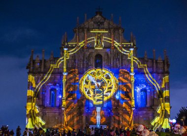 Macau - 29 Aralık: 29 Aralık 2019 'daki yıllık Macau Light festivali sırasında Macau' daki St Pauls Harabeleri cephesinde projeksiyon gösterisi.