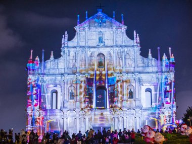 Macau - 29 Aralık: 29 Aralık 2019 'daki yıllık Macau Light festivali sırasında Macau' daki St Pauls Harabeleri cephesinde projeksiyon gösterisi.