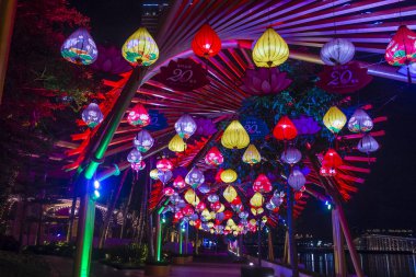 Macau - 29 Aralık 2019 'daki yıllık Macau Light festivali sırasında Macau' da ışık kurulumu.
