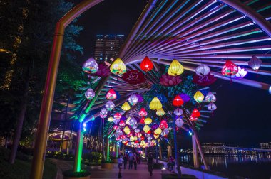 Macau - 29 Aralık 2019 'daki yıllık Macau Light festivali sırasında Macau' da ışık kurulumu.