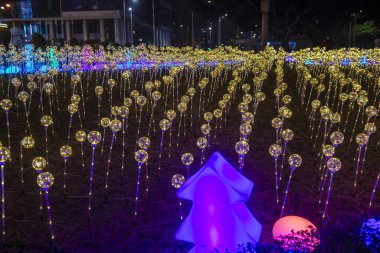 Macau - 29 Aralık 2019 'daki yıllık Macau Light festivali sırasında Macau' da ışık kurulumu.