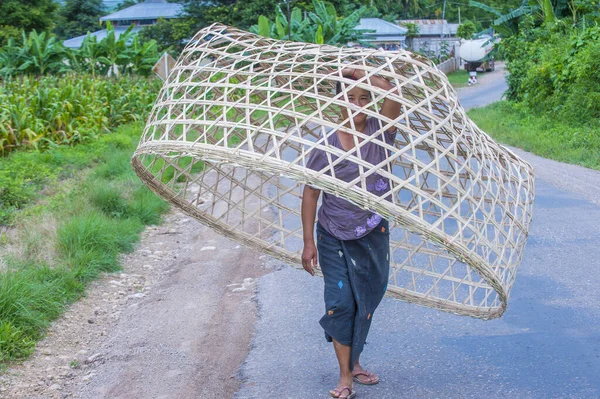 Inle Lake Myanmar Sep Vrouw Een Dorp Nabij Inle Lake — Stockfoto