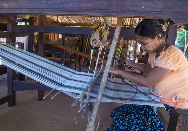 Inle Lake Μιανμάρ Σεπ Βιρμανός Υφαντής Ένα Χωριό Κοντά Ένα — Φωτογραφία Αρχείου