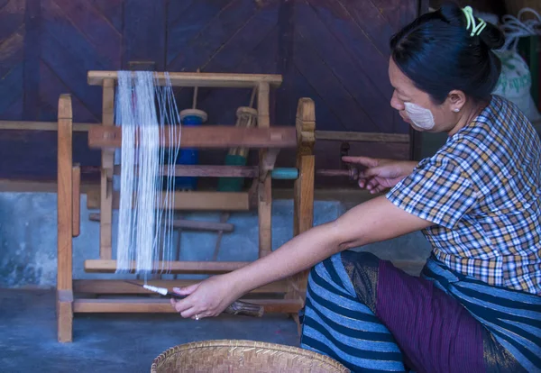 Inle Lake Myanmar Sep Tisseur Birman Dans Village Près Village — Photo