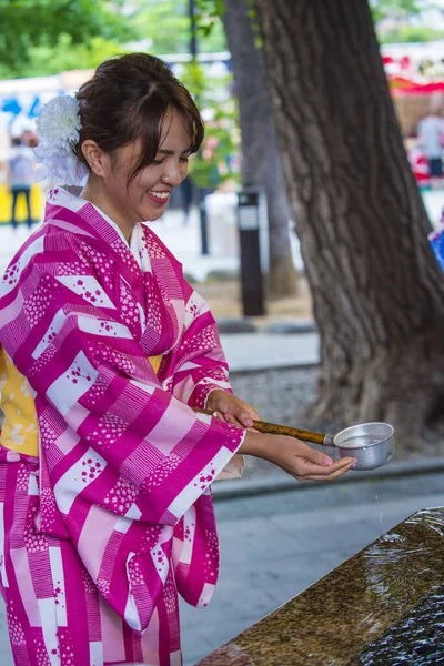 Tokyo Maj Japansk Kvinna Tvättar Händerna Chozuya Helgedom Tokyo Japan — Stockfoto