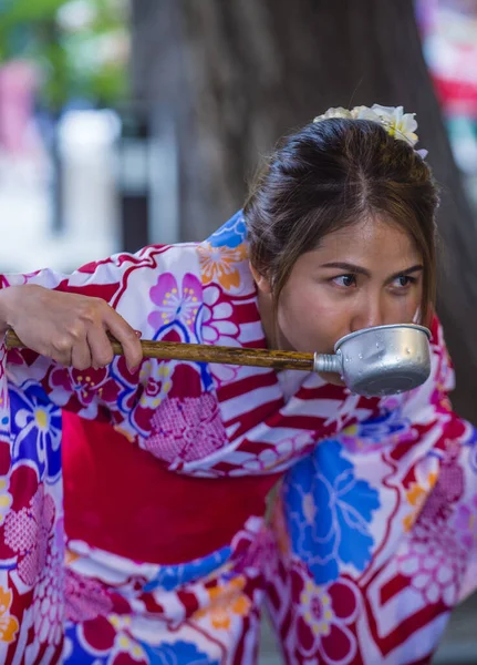 Tokio Mayo Mujer Japonesa Bebiendo Agua Chozuya Santuario Tokio Japón —  Fotos de Stock