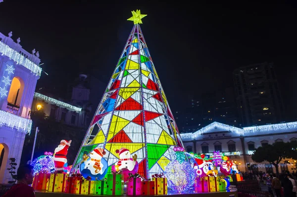 Macau - 29 Aralık 2019 'daki yıllık Macau Light festivali sırasında Macau' da ışık kurulumu.