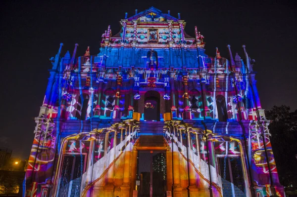 Macau - 29 Aralık: 29 Aralık 2019 'daki yıllık Macau Light festivali sırasında Macau' daki St Pauls Harabeleri cephesinde projeksiyon gösterisi.