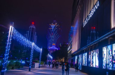 Macau - 30 Aralık 2019 'da gece yarısı Macau silueti. Macau, Çin 'in güney kıyısında özerk bir bölgedir.