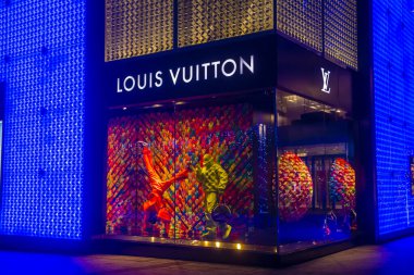 Macau - 30 Aralık: 30 Aralık 2019 'da Macau' da bir Louis Vuitton mağazasının dışı. Louis Vuitton şirketi dünya çapında 460 'tan fazla mağazası olan 50 ülkede faaliyet gösteriyor.