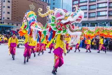 Macau - Ocak 01: Dansçılar 1 Ocak 2020 'de Macau' da düzenlenen Macau Uluslararası Ejderha ve Aslan Dans Günü etkinliğinde Ejderha dansı yaptılar.