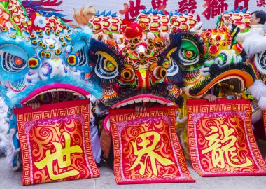 Macau - Jan 01: Dansçılar 1 Ocak 2020 'de Macau' da düzenlenen Macau Uluslararası Ejderha ve Aslan Dans Günü etkinliğinde bir gösteri bekliyorlar