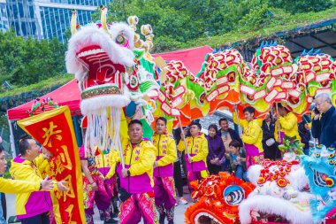 Macau - Jan 01: Dansçılar 1 Ocak 2020 'de Macau' da düzenlenen Macau Uluslararası Ejderha ve Aslan Dans Günü etkinliğinde bir gösteri bekliyorlar