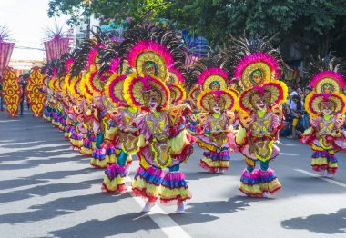 Bacolod, Filipinler - 27 Ekim 2019 'da Bacolod Filipinler' de düzenlenen Masskara Festivali katılımcıları. Masskara, her dört Ekim Pazar günü düzenlenen yıllık bir festivaldir.
