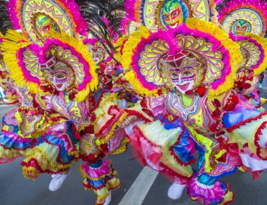 Bacolod, Filipinler - 27 Ekim 2019 'da Bacolod Filipinler' de düzenlenen Masskara Festivali katılımcıları. Masskara, her dört Ekim Pazar günü düzenlenen yıllık bir festivaldir.