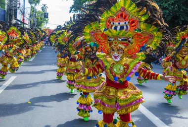 Bacolod, Filipinler - 27 Ekim 2019 'da Bacolod Filipinler' de düzenlenen Masskara Festivali katılımcıları. Masskara, her dört Ekim Pazar günü düzenlenen yıllık bir festivaldir.