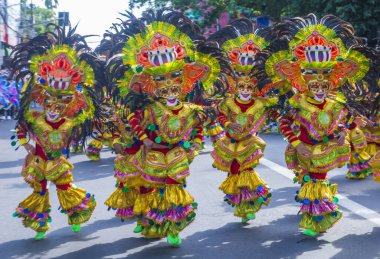 Bacolod, Filipinler - 27 Ekim 2019 'da Bacolod Filipinler' de düzenlenen Masskara Festivali katılımcıları. Masskara, her dört Ekim Pazar günü düzenlenen yıllık bir festivaldir.