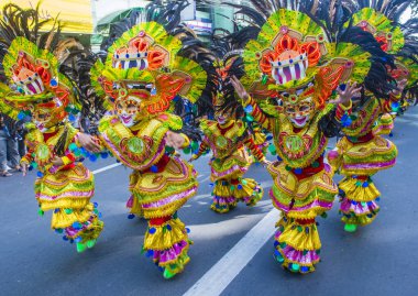 Bacolod, Filipinler - 27 Ekim 2019 'da Bacolod Filipinler' de düzenlenen Masskara Festivali katılımcıları. Masskara, her dört Ekim Pazar günü düzenlenen yıllık bir festivaldir.