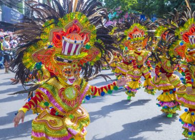 Bacolod, Filipinler - 27 Ekim 2019 'da Bacolod Filipinler' de düzenlenen Masskara Festivali katılımcıları. Masskara, her dört Ekim Pazar günü düzenlenen yıllık bir festivaldir.