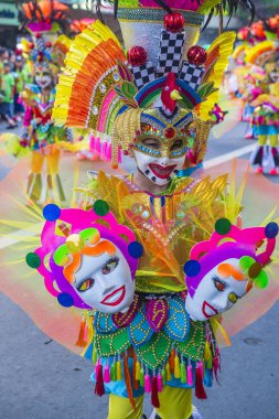Bacolod, Filipinler - 27 Ekim 2019 'da Bacolod Filipinler' de düzenlenen Masskara Festivali katılımcıları. Masskara, her dört Ekim Pazar günü düzenlenen yıllık bir festivaldir.