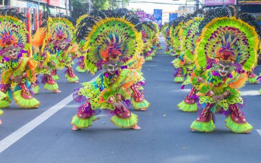 Bacolod, Filipinler - 27 Ekim 2019 'da Bacolod Filipinler' de düzenlenen Masskara Festivali katılımcıları. Masskara, her dört Ekim Pazar günü düzenlenen yıllık bir festivaldir.