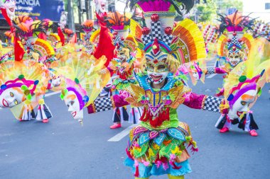 Bacolod, Filipinler - 27 Ekim 2019 'da Bacolod Filipinler' de düzenlenen Masskara Festivali katılımcıları. Masskara, her dört Ekim Pazar günü düzenlenen yıllık bir festivaldir.