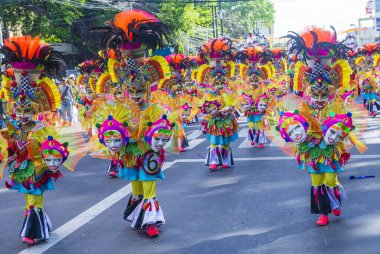 Bacolod, Filipinler - 27 Ekim 2019 'da Bacolod Filipinler' de düzenlenen Masskara Festivali katılımcıları. Masskara, her dört Ekim Pazar günü düzenlenen yıllık bir festivaldir.