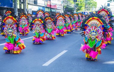 Bacolod, Filipinler - 27 Ekim 2019 'da Bacolod Filipinler' de düzenlenen Masskara Festivali katılımcıları. Masskara, her dört Ekim Pazar günü düzenlenen yıllık bir festivaldir.
