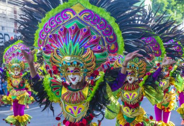 Bacolod, Filipinler - 27 Ekim 2019 'da Bacolod Filipinler' de düzenlenen Masskara Festivali katılımcıları. Masskara, her dört Ekim Pazar günü düzenlenen yıllık bir festivaldir.