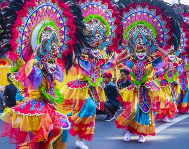 Bacolod, Filipinler - 27 Ekim 2019 'da Bacolod Filipinler' de düzenlenen Masskara Festivali katılımcıları. Masskara, her dört Ekim Pazar günü düzenlenen yıllık bir festivaldir.