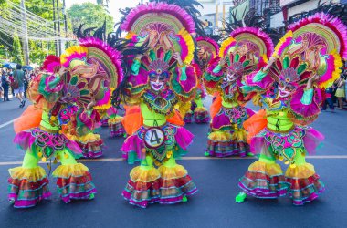 Bacolod, Filipinler - 27 Ekim 2019 'da Bacolod Filipinler' de düzenlenen Masskara Festivali katılımcıları. Masskara, her dört Ekim Pazar günü düzenlenen yıllık bir festivaldir.